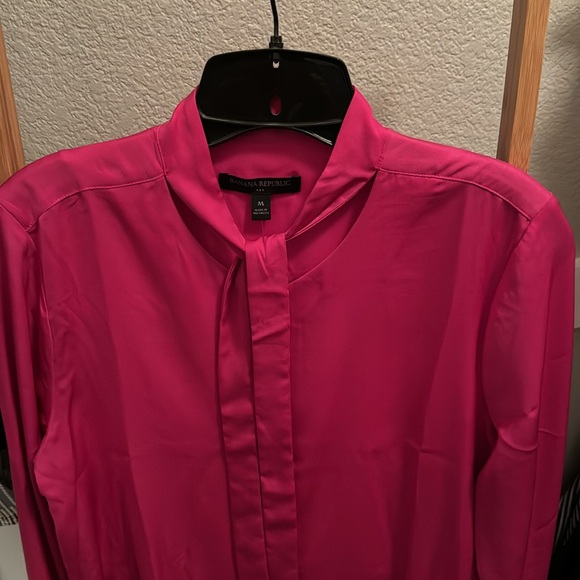 Banana Republic brand new silk blouse with tie in rick pink color. - Picture 4 of 5